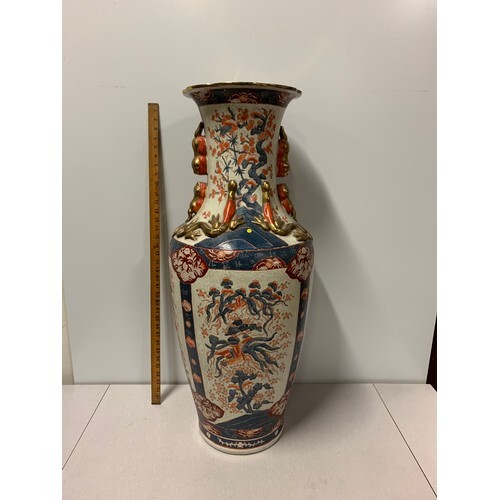 Large antique hand painted Chinese Imari style vase decorate...