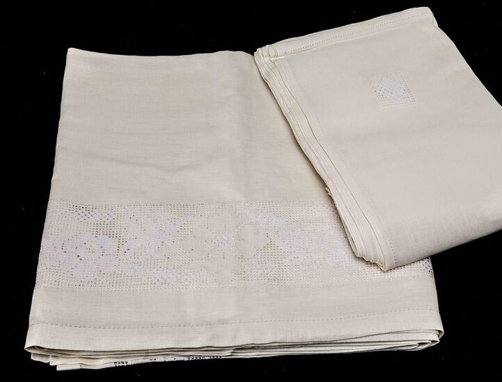Linen tablecloth with geometric motifs