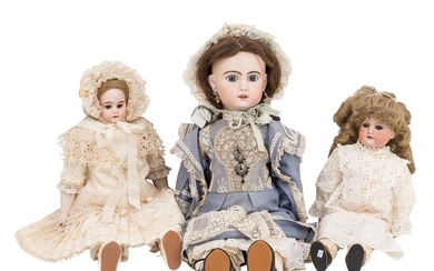 Lot de 3 poupées à tête de porcelaine fin 19e/début 20e s. Grande poupée à...