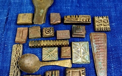 Lot of bronze weights, old (20) - African bronze - poids à péser l'or - Akan - Côte d'Ivoire