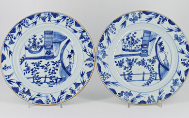 Lotto composto da due piatti in porcellana bianca e blu decorati a motivi floreali Cina, secolo XVIII/XIX (d cm 27)(lievi…