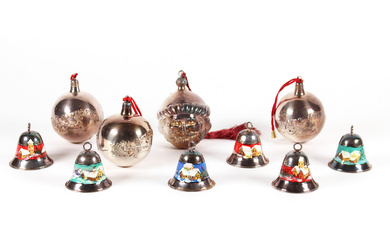 Lotto in argento composto da quattro palline e sei campane natalizie con decori in policromia (g 450) (difetti)