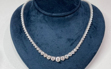 Magnifique Collier 'Rivière' agrémentée de 42 carat de diamants de Top qualité. Le collier est...