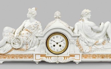 Magnifique grande horloge de cheminée de KPM Berlin avec figures allégoriques. Porcelaine blanche avec peinture...