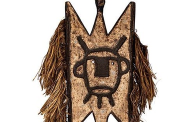 Masque tribal africain en bois sculpté et polychromé. Taille : 63 x 28,5 cm