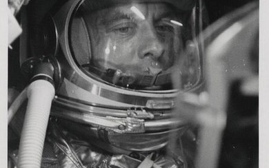 [Mercury Redstone 3] The first American in space: Alan Shepard inside Freedom...