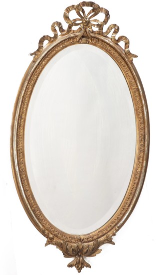 Miroir en bois et stuc doré à décor au sommet d'un ruban