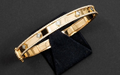 Modieus bracelet met zgn esclavemodel in roos goud (18 karaat) bezet met ca 1 karaat...