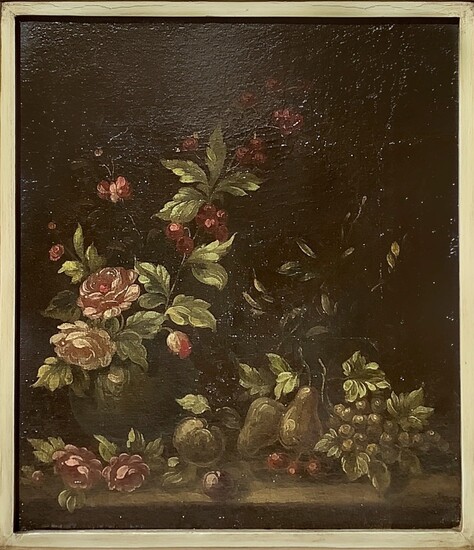 Natura morta di fiori in vaso rotondo e frutta su un piano orizzontale