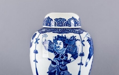 POCHE ET COUVERCLE EN PORCELAINE CHINOISE, de forme ovoïde, peints en bleu sous glaçure avec...