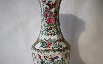 PORCELAIN VASE WITH FAMILLE ROSE DECORATION, CHINA, MID-19TH CENTURY.