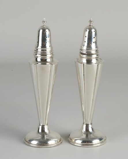 Pair of silver spreaders, 925/000, on a round base with