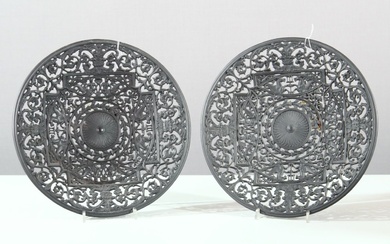 Paire d'assiettes en relief, fer, relief richement décoré, ajouré, marque Buderus, D. 28 cm