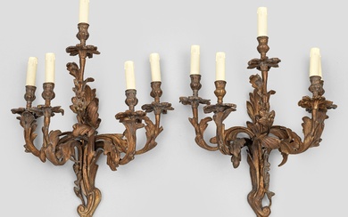 Paire de grandes girandoles d'applique de style Louis XV à 5 branches ; bronze à...