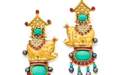 Paire de pendants d'oreilles articulés "Eléphants" d'inspiration indienne en or jaune 18k (750‰), rubis, diamants...