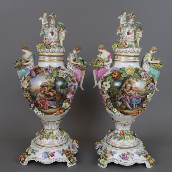 Paire de somptueux vases à couvercle et base - Dresde/Potschappel, marque de 1901, en porcelaine,...