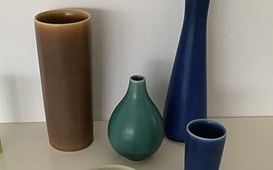 Palshus, Eva Stæhr-Nielsen: Three cylindrical vases and a small stoneware bowl. Manufactured by Palshus. Drop-shaped vase stamped 37. Saxbo Denmark. (5)