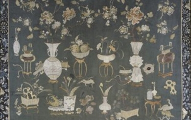 Panneau en soie bordée à fond noir Chine, XIXe siècle Rectangulaire, à décor d'objets mobiliers...