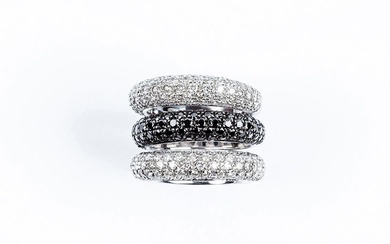 Parure de haute joaillerie composée de trois anneaux en or gris massif, pavés de diamants...