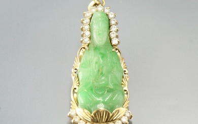 Pendentif en or jaune 18k (750) ornée d'un buddha sculpté en jade (traité), entouré de...