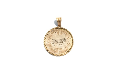 Pendentif médaille en or jaune 18K (750 millièmes) ciselée et gravée des prénoms Joelle Claude...