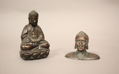 Petit bouddha assis en bronze patiné, H.... - Lot 305 - De Baecque et Associés