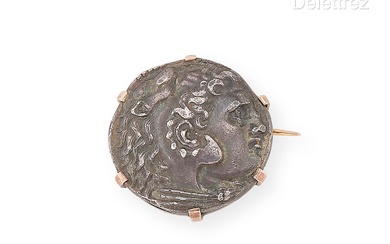 Pièce de monnaie antique–Macédoine, Alexandre Le Grand–en argent 800 millièmes montée en broche, la monture...