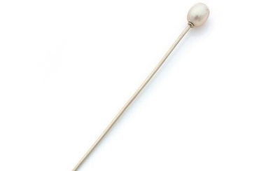 Pin in 18K grey gold (750‰) set with an oval-shaped pearl, probably natural, studded with a