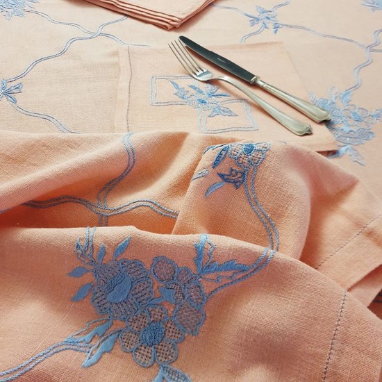 Pink hand-embroidered tablecloth + 8 napkins - Linen - Second half 20th century