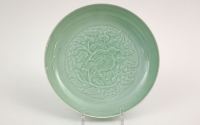 Plat chinois en porcelaine céladon marquante avec décor d'oiseaux sous-jacent - diamètre : 20 cm...