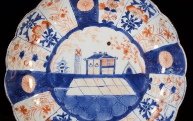 Plate - Grande coupe polylobée en porcelaine à décor Imari d'une pagode - Porcelain