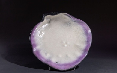Pol CHAMBOST (1906-1983). Plat coquille d'huître en faïence à glaçure blanche et violette (éclat). Signé....