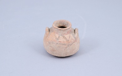 Production mycénienne, 1450-1200 av. J.-C. Petit vase mycénien en céramique à deux anses, avec un...