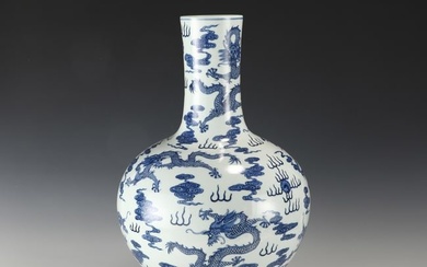 QING DYNASTY QIANLONG BLUE AND WHITE DRAGON CELESTIAL VASE