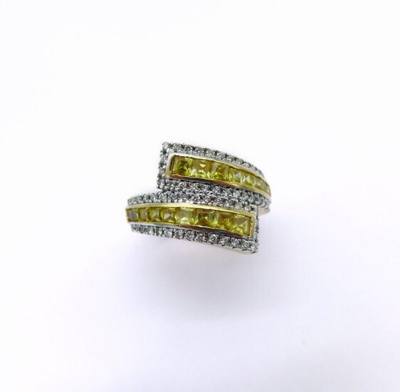 RING in 18K yellow gold holding a succession of brilliant-cut diamonds and two lines of princess cut yellow sapphires. French work. Total weight of diamonds: 0.61 carat Total weight of sapphires: 2.14 carats. TDD: 53. Gross weight : 9.17 gr. A...