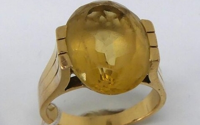 RING in yellow gold, decorated with an oval faceted yellow gemstone. Gross weight 9.33 g TDD 57