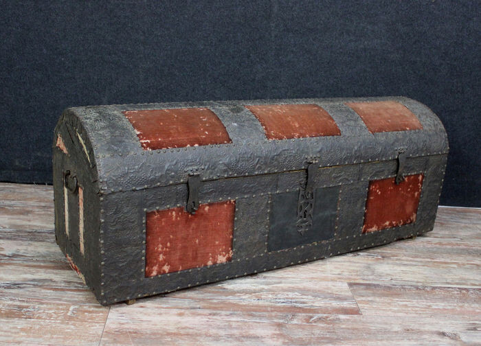 Rare hammered iron chest with tapestry cabochons - Velvet, Iron - XVIII / XIX