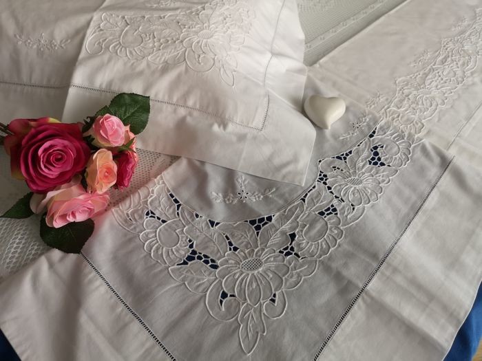 Rich sheet in pure cotton percale with embroidery, intaglio and full stitch embroidery - Cotton - AFTER 2000