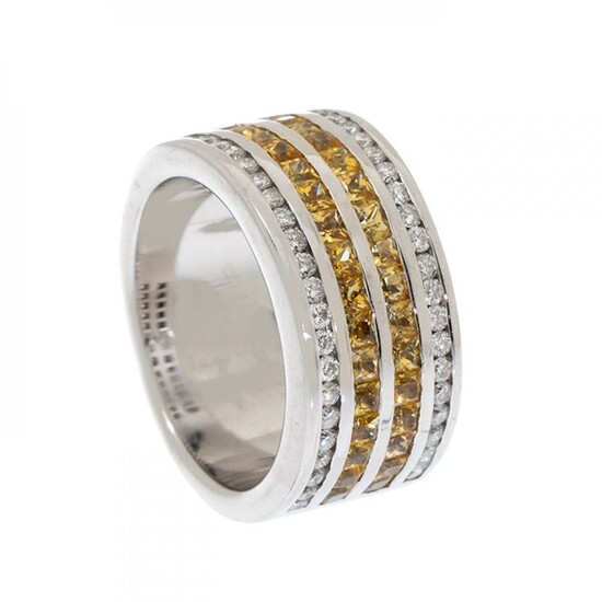 Ring in 18 carat white gold. Frontis with double lane of diamonds of total weight...