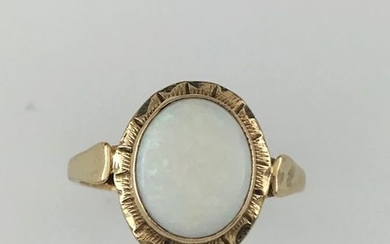 Ring in 750°/°° gold set with an opal...