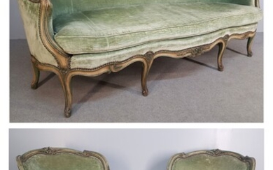 SALON de style Louis XV comprenant un canapé et deux bergères en bois rechampi vert...