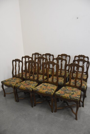 Série de 12 chaises de style Régence liégeoise en frêne sculpté