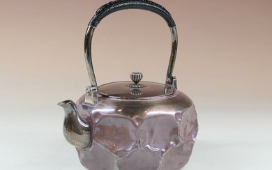 Silver tea kettle - Silver - Tomobako signed 'Ikeda zō' 池田造 and with mark jungin 純銀 (pure silver) - Rock style jungin yuwakashi 純銀湯沸 (silver kettle) - Japan - Shōwa period (1926-1989)