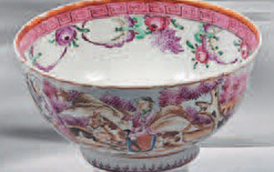 Small porcelain bowl. 18th century. Contoured shape, decorated with the enamels of the Rose Family, outside a revolving scene of fox hunt, inside a frieze of flowers and Greek frieze braid, grit.
