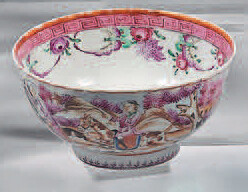 Small porcelain bowl. 18th century. Contoured shape, decorated with the enamels of the Rose Family, outside a revolving scene of fox hunt, inside a frieze of flowers and Greek frieze braid, grit.