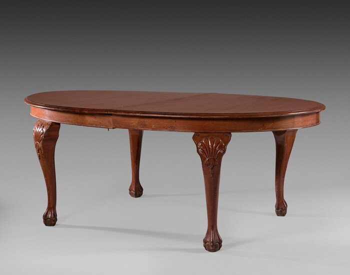 TABLE DE SALLE A MANGER ovale en bois mouluré... - Lot 305 - Ferri & Associés