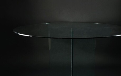Tavolo con piano circolare in vetro, base a crociera parimenti in cristallo,...