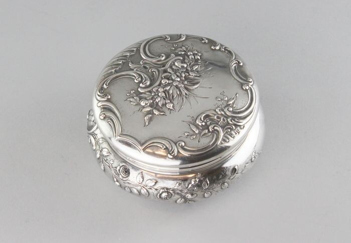 Tea caddy - .950 silver - France - Late 19th century