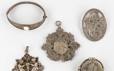 Une collection de broches, pendentifs et bracelets en argent, Filigrane silver. Totaal brutogewicht : 90g....