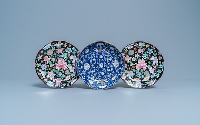 Une paire d'assiettes en porcelaine de Chine famille rose à décor millefleurs et une assiette à fond bleu, 19ème/20ème siècle